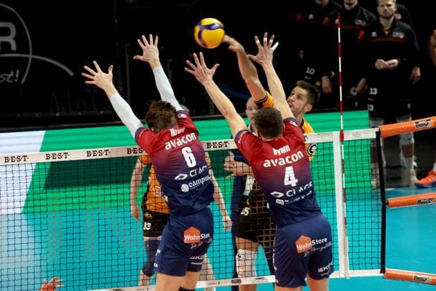 DEU, DVV, 1 VBL, BR Volleys vs SVG Lueneburg, 12 11 2025, Max Schmeling Halle, Berlin, DEU, DVV, 1 VBL, BR Volleys vs SVG Lueneburg, in the picture Moritz Reichert BR Volleys 15 , Jackson Howe Lueneburg 6 , Christopher Byam Lueneburg 4 nordphotoxGmbHx xEngler nph00076