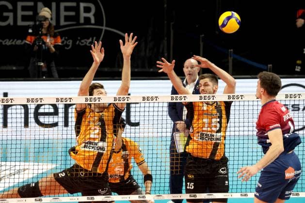 DEU, DVV, 1 VBL, BR Volleys vs SVG Lueneburg, 12 11 2025, Max Schmeling Halle, Berlin, DEU, DVV, 1 VBL, BR Volleys vs SVG Lueneburg, in the picture Matthew Knigge BR Volleys 2 , Moritz Reichert BR Volleys 15 , Christopher Byam Lueneburg 4 nordphotoxGmbHx xEngler nph00076