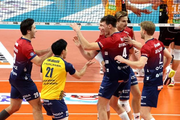 DEU, DVV, 1 VBL, BR Volleys vs SVG Lueneburg, 12 11 2025, Max Schmeling Halle, Berlin, DEU, DVV, 1 VBL, BR Volleys vs SVG Lueneburg, in the picture Lueneburg players circle nordphotoxGmbHx xEngler nph00076