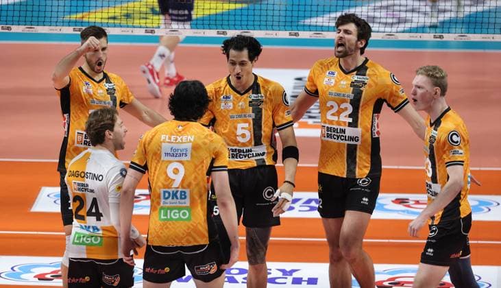 Moritz Reichert, Kyle Dagostino, Nolan Flexen, Nehemiah Mote, Jake Hanes, Fedor Ivanov cheers joy emotion jubilation Sport Volleyball Bundesliga Men Season 2024 2026 12 11 2025 BR Volleys Berlin BRV vs SVG Lüneburg