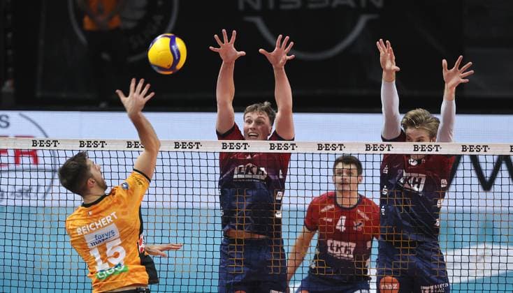Moritz Reichert in attack, Santeri Välimaa, Christopher Byam, Daniel Gruvaeus Sport Volleyball Bundesliga Men Season 2024 2026 12 11 2025 BR Volleys Berlin BRV vs SVG Lüneburg