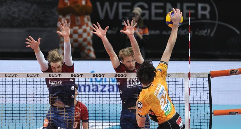 Daniel Gruvaeus, Santeri Välimaa, Jake Hanes in attack duel Game scene Action Sport Volleyball Bundesliga Men Season 2024 2026 12 11 2025 BR Volleys Berlin BRV vs SVG Lüneburg