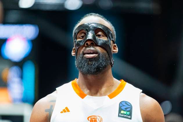 12 11 2025, xomx, Basketball EuroCup 2025, Niners Chemnitz KK BuduÄ‡nost Podgorica v l John Newman III Niners Chemnitz Portrait, Portraet, with mask Chemnitz