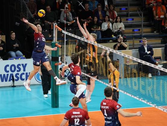 BERLIN, GERMANY - NOVEMBER 12: Ethan Champlin (SVG Lüneburg, 20) smash, during the VBL Bundesliga match between Berlin Recycling Volleys vs. SVG Lueneburg at Max-Schmeling-Halle on November 12, 2025 in Berlin, Germany. Berlin Germany Copyright: xBEAUTIFULxSPORTS Frankex