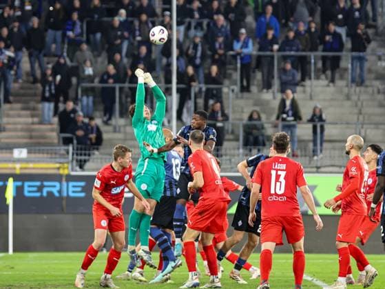 Tim Bjarne Hansen FC Astoria Walldorf, 1 jumps the highest and can clear with his hands during the BfV Pokal quarterfinal SV Waldhof Mannheim FC Astoria Walldorf on 12 11 25 at Carl Benz Stadion, Mannheim xamx Photo Alfio Marino Copyright: