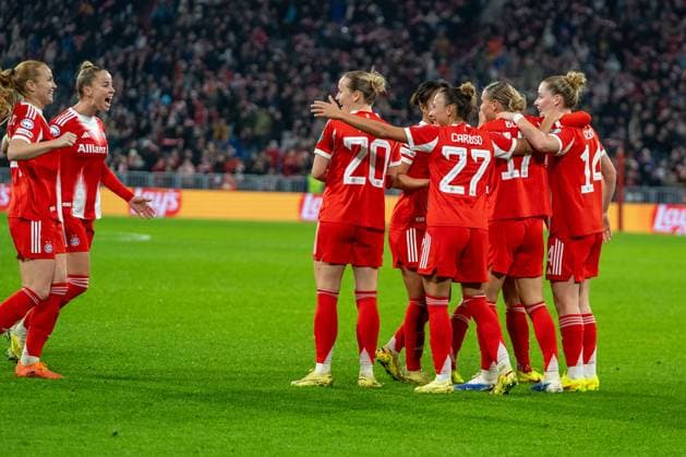 Giulia Gwinn 7 FC Bayern , Stine Ballisager 3 Bayern , Franziska Kett 20 Bayern , Arianna Caruso 27 Bayern , Pernille Harder 21 Bayern , Klara Bühl 17 FC Bayern and Alara Sehitler 14 Bayern celebrate the goal for 3 2 during the UEFA Womens Champions League match FC Bayern Munich Arsenal Women FC on 12 11 2025 Munich Allianz Arena Bayern Germany
