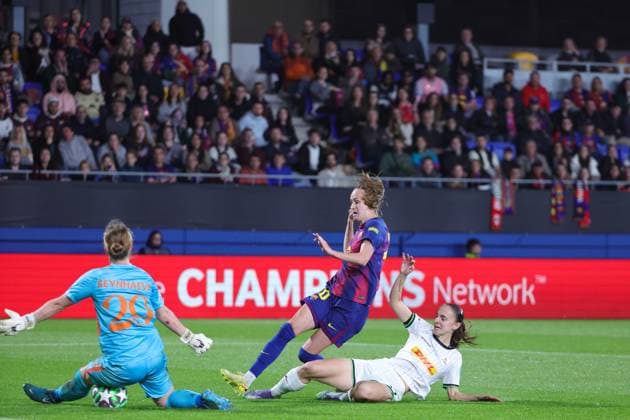 251112 UWCL Barcelona vs OH Leuven goalkeeper Lowiese Seynhaeve (29) of OH Leuven, Caroline Graham Hansen (10) of Barcelona and Zenia Mertens (6) of OH Leuven pictured during the soccer match between Barcelona (ESP) and OH Leuven (BEL), match day 3 of league phase of 2025-2026 season of UEFA Womens Champions League , on Wednesday 12 November 2025 in Barcelona, Spain. PHOTO SPORTPIX Sevil OKTEM BARCELONA Estadi Johan Cruyff SPAIN  Copyright: xSportpix.bex xSevilxOktemxSevilxOktemx