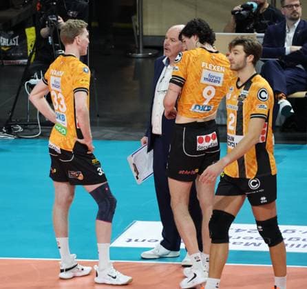 BERLIN, GERMANY - NOVEMBER 12: Head Coach Joel Banks (Berlin Recycling Volleys) gives instructions, reacts to Fedor Ivanov (Berlin Recycling Volleys, 33) and Nolan Flexen (Berlin Recycling Volleys, 9), during the VBL Bundesliga match between Berlin Recycling Volleys vs. SVG Lueneburg at Max-Schmeling-Halle on November 12, 2025 in Berlin, Germany. Berlin Germany Copyright: xBEAUTIFULxSPORTS Frankex
