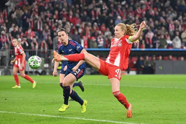Goal Glodis Perla VIGGOSDOTTIR FCB to 3 2, Action,Goal shot geen Lotte Wubben Moy Arsenal FC Bayern Muenchen Arsenal WFC Football Womens Champions League Matchday 3 on 12 11 2025 A L L I A N Z A R E N A