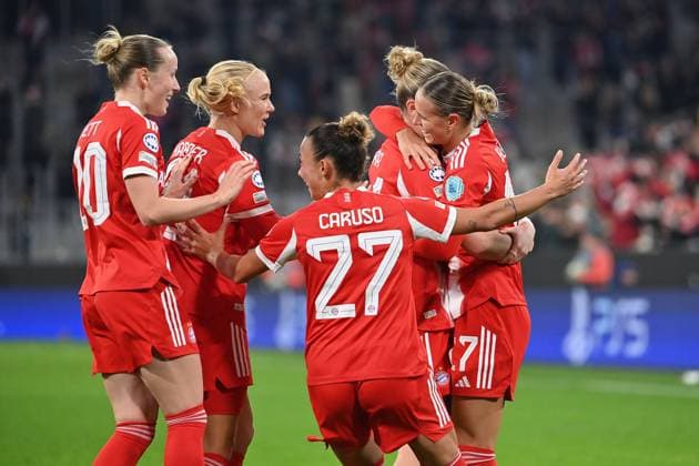 Collective goal celebration after the 3 2 goal, jubilation, joy, enthusiasm, action FC Bayern Muenchen Arsenal WFC Womens Champions League Matchday 3 on 12 11 2025 A L L I A N Z A R E N A