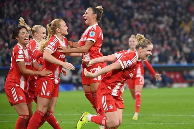kollektiiver Torjubel um Glodis Perla VIGGOSDOTTIR (FCB( 3.v.li). nach Tor zum 3-2, Jubel,Freude,Begeisterung, Aktion. FC Bayern Muenchen - Arsenal WFC Fussball Champions League der Frauen Matchday 3 am 12.11.2025 A L L I A N Z A R E N A . *** Collective goal celebration around Glodis Perla VIGGOSDOTTIR FCB 3 from left after goal to 3 2, cheering, joy, enthusiasm, action FC Bayern Muenchen Arsenal WFC Womens Champions League Matchday 3 on 12 11 2025 A L L I A N Z A R E N A