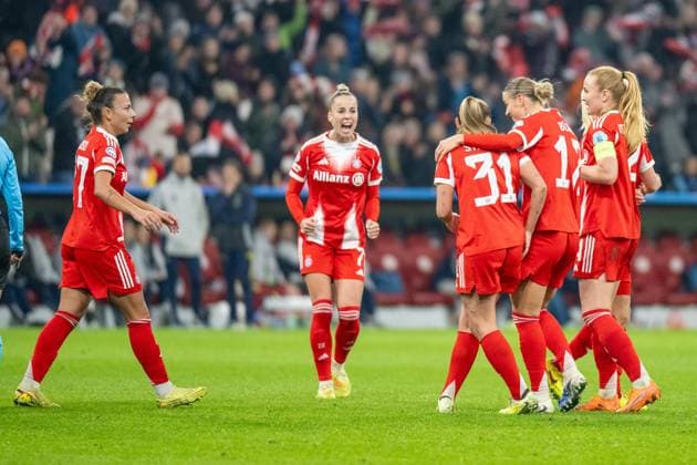 Giulia Gwinn 7 FC Bayern Muenchen Frauen , FC Bayern Frauen Muenchen FC Arsenal, Champions League 3 Matchday, 12 11 25 DFB regulations prohibit any use of photographs as image sequences and or quasi video kolbert press Muenchen Bayern Germany Copyright: xkolbert-press UlrichxGamelx