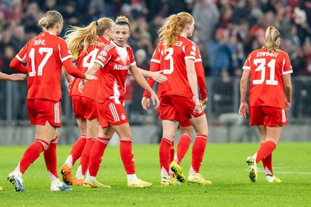 FC BAyern Frauen, FC Bayern Frauen Muenchen FC Arsenal, Champions League 3 Spieltag, 12 11 25 DFB regulations prohibit any use of photographs as image sequences and or quasi video kolbert press Muenchen Bayern Deutschland Copyright: xkolbert-press UlrichxGamelx