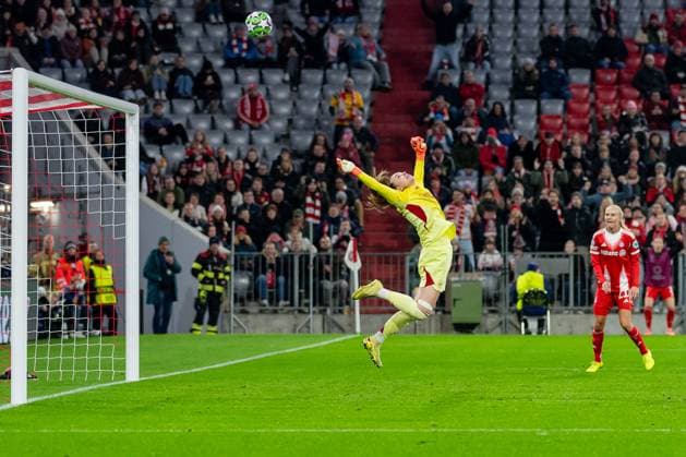 Daphne Van Domselaar Goalkeeper, Arsenal Woman FC, 14 in luck, this ball goes over the goal GER, FC Bayern Muenchen Women vs Arsenal Woman FC, Football, Champions League Women, League Phase 3 Matchday , Season 2025 2026, 12 11 2025 GER, FC Bayern Muenchen Women vs Arsenal Woman FC, Football, Champions League Women, League Phase 3 Matchday , Season 2025 2026, 12 11 2025 Muenchen Copyright: xEibner-Pressefoto FranzxFeinerx EP_HFR