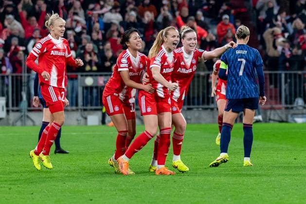 The Munich women celebrate with Glodis Perla Viggosdottir FC Bayern Muenchen Frauen, 04 her goal for 3 2 GER, FC Bayern Muenchen Frauen vs Arsenal Woman FC, Football, Champions League Women, League Phase 3 Matchday , Season 2025 2026, 12 11 2025 GER, FC Bayern Muenchen Frauen vs Arsenal Woman FC, Football, Champions League Women, League Phase 3 Matchday , Season 2025 2026, 12 11 2025 Muenchen Copyright: xEibner-Pressefoto FranzxFeinerx EP_HFR