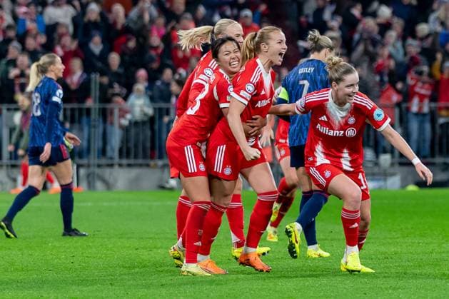 The Munich women celebrate with Glodis Perla Viggosdottir FC Bayern Muenchen Frauen, 04 her goal for 3 2 GER, FC Bayern Muenchen Frauen vs Arsenal Woman FC, Football, Champions League Women, League Phase 3 Matchday , Season 2025 2026, 12 11 2025 GER, FC Bayern Muenchen Frauen vs Arsenal Woman FC, Football, Champions League Women, League Phase 3 Matchday , Season 2025 2026, 12 11 2025 Muenchen Copyright: xEibner-Pressefoto FranzxFeinerx EP_HFR