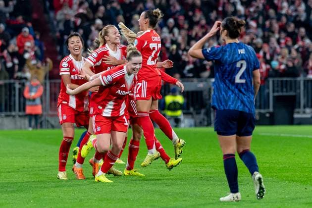 The Munich women celebrate with Glodis Perla Viggosdottir FC Bayern Muenchen Frauen, 04 her goal for 3 2 GER, FC Bayern Muenchen Frauen vs Arsenal Woman FC, Football, Champions League Women, League Phase 3 Matchday , Season 2025 2026, 12 11 2025 GER, FC Bayern Muenchen Frauen vs Arsenal Woman FC, Football, Champions League Women, League Phase 3 Matchday , Season 2025 2026, 12 11 2025 Muenchen Copyright: xEibner-Pressefoto FranzxFeinerx EP_HFR