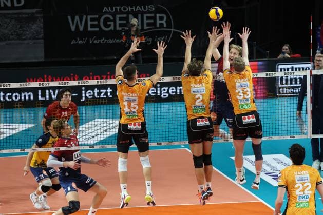 Berlin Recycling Volleys vs SVG Lueneburg BERLIN, GERMANY NOVEMBER 12 Daniel Gruvaeus SVG Lueneburg, 2 smash aigainst Moritz Reichert Berlin Recycling Volleys, 15 , Matthew Knigge Berlin Recycling Volleys, 2 and Fedor Ivanov Berlin Recycling Volleys, 33 , during the VBL Bundesliga match between Berlin Recycling Volleys vs SVG Lueneburg at Max Schmeling Halle on November 12, 2025 in Berlin, Germany Copyright: xBEAUTIFULxSPORTS Frankex