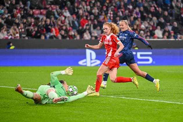 Torwart Maria-Luisa Grohs (FC Bayern München Frauen), Stine Ballisager (FC Bayern München Frauen) und Frida Maanum (Arsenal Women FC) battle for the ball during the UEFA Women s Champions League 2025 26 league phase match between FC Bayern München and Arsenal FC at Allianz Arena on November 12, 2025 in Munich, Germany. (Photo by Harry Langer DeFodi Images) Goalkeeper Maria Luisa Grohs FC Bayern Munich Women , Stine Ballisager FC Bayern Munich Women and Frida Maanum Arsenal Women FC battle for the ball during the UEFA Women s Champions League 2025 26 league phase match between FC Bayern Munich and Arsenal FC at Allianz Arena on November 12, 2025 in Munich, Germany Photo by Harry Langer DeFodi Images