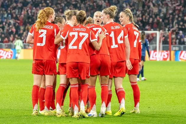 FC Bayern Frauen, FC Bayern Frauen Muenchen FC Arsenal, Champions League 3 Spieltag, 12 11 25 DFB regulations prohibit any use of photographs as image sequences and or quasi video kolbert press Muenchen Bayern Deutschland Copyright: xkolbert-press UlrichxGamelx