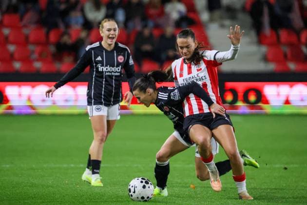 Eindhoven, Netherlands 12 November 2025 Europa Cup Women 1 8 Final 2025 2026 PSV Eindhoven vs Eintracht Frankfurt Pictured from left in a duel Hayley Raso SGE and Riola Xhemaili PSV De Herdegang Copyright: xFotostandx xFantinix
