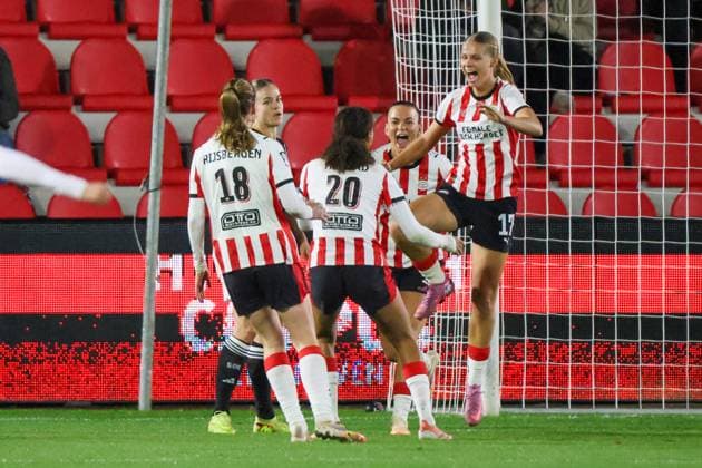 Eindhoven, Netherlands 12 November 2025 Europa Cup Women 1 8 Final 2025 2026 PSV Eindhoven vs Eintracht Frankfurt In the picture scorer Lore Jacobs PSV , right in the picture, scores the goal for Eindhoven 1 0 and cheers with her teammates De Herdegang Copyright: xFotostandx xFantinix