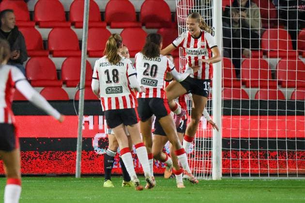 Eindhoven, Netherlands 12 November 2025 Europa Cup Women 1 8 Final 2025 2026 PSV Eindhoven vs Eintracht Frankfurt In the picture scorer Lore Jacobs PSV , right in the picture, scores the goal for Eindhoven 1 0 and cheers with her teammates De Herdegang Copyright: xFotostandx xFantinix