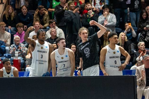 Germany, Basketball, FIBA, FIBA Europe Cup Volkswagen Halle Basketball Löwen Braunschweig KB Trepca on 12 11 in Braunschweig Volkswagen Halle Braunschweig cheers Copyright: xSvenxHeidmannx