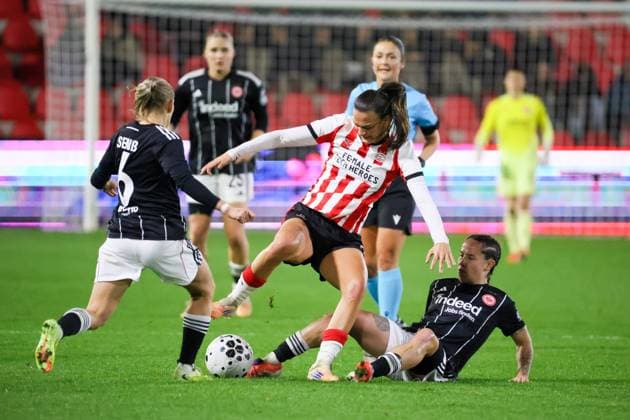 Eindhoven, Netherlands 12 November 2025 Europa Cup Women 1 8 Final 2025 2026 PSV Eindhoven vs Eintracht Frankfurt Pictured from left in a duel Elisa Senß Senss SGE , Riola Xhemaili PSV and Geraldine Reuteler SGE De Herdegang Copyright: xFotostandx xFantinix