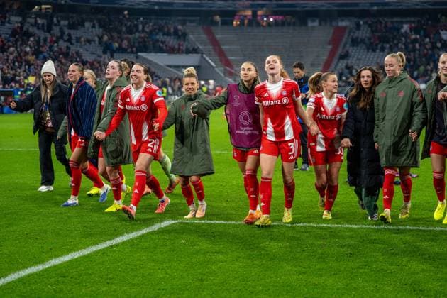The players of FC Bayern Sarah Zadrazil 25 FC Bayern , Klara Bühl 17 FC Bayern , Alara Sehitler 14 Bayern , Vanessa Gilles 2 Bayern , Linda Dallmann 10 FC Bayern , Katharina Naschenweng 19 FC Bayern , Stine Ballisager 3 Bayern , Georgia Stanway 31 FC Bayern , Tuva Hansen 6 FC Bayern and Lea Schüller 11 Bayern celebrate with the fans after the UEFA Womens Champions League match FC Bayern Munich Arsenal Women FC on 12 11 2025 Munich Allianz Arena Bayern Germany