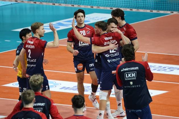 BERLIN, GERMANY - NOVEMBER 12: cheering, cheers, cheer. -left to right- Daniel Gruvaeus (SVG Lüneburg, 2) , Ethan Champlin (SVG Lüneburg, 20) , Santeri Välimaa (SVG Lüneburg, 12), during the VBL Bundesliga match between Berlin Recycling Volleys vs. SVG Lueneburg at Max-Schmeling-Halle on November 12, 2025 in Berlin, Germany. Berlin Germany Copyright: xBEAUTIFULxSPORTS Frankex