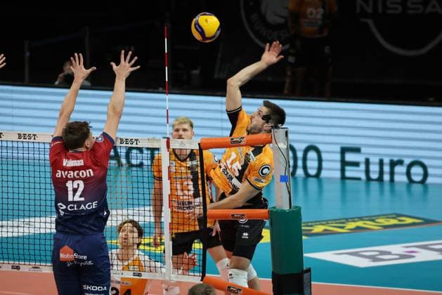 Berlin Recycling Volleys vs SVG Lueneburg BERLIN, GERMANY NOVEMBER 12 Moritz Reichert Berlin Recycling Volleys, 15 seen in action, Block Santeri Välimaa SVG Lüneburg, 12 , during the VBL Bundesliga match between Berlin Recycling Volleys vs SVG Lueneburg at Max Schmeling Halle on November 12, 2025 in Berlin, Germany Copyright: xBEAUTIFULxSPORTS Frankex