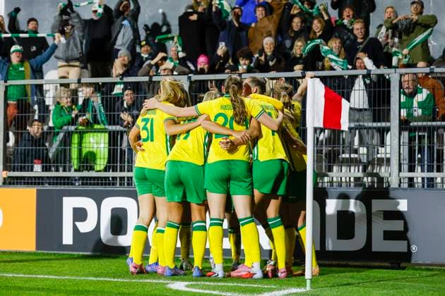 251112 Anna Josendal of Hammarby celebrate with team mates after scoring the 0 2 goal during the UEFA Women s Europa Cup between Ajax and Hammarby on November 12, 2025 in Amsterdam Photo Toon Dompeling BILDBYRAN kod XY XY0084 fotboll football soccer fotball europa cup ajax hammarby uefa womens europa cup dam bbeng jubel  Copyright: TONxDOMPELING BB251112BB482
