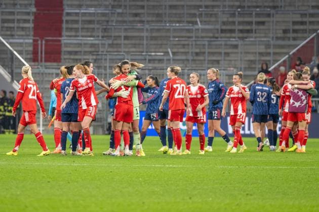 Siegesjubel zum 3 2, FC Bayern Frauen, FC Bayern Frauen Muenchen FC Arsenal, Champions League 3 Spieltag, 12 11 25 DFB regulations prohibit any use of photographs as image sequences and or quasi video kolbert press Muenchen Bayern Deutschland Copyright: xkolbert-press UlrichxGamelx
