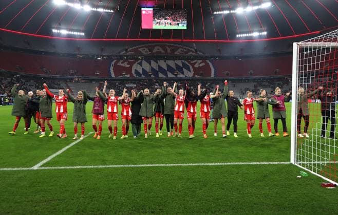 Football, Women, Womens Champions League, Matchday 3, 2025 2026 season, FC Bayern Munich FC Arsenal, Allianz Arena The FC Bayern Munich womens team celebrating with the fans in the South Curve after the end of the match