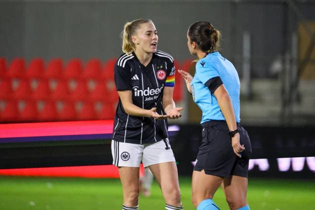 Eindhoven, Netherlands 12 November 2025 Europa Cup Women 1 8 Final 2025 2026 PSV Eindhoven vs Eintracht Frankfurt Pictured from left Laura Freigang SGE and referee Deborah Bianchi Italy discuss De Herdegang Copyright: xFotostandx xFantinix