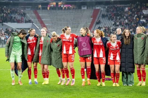 FC Bayern Womens victory celebrations with the fans, 3 2, FC Bayern Women Muenchen FC Arsenal, Champions League 3 matchday, 12 11 25 DFB regulations prohibit any use of photographs as image sequences and or quasi video kolbert press Muenchen Bayern Germany Copyright: xkolbert-press UlrichxGamelx