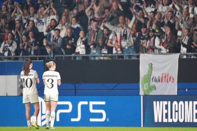 OHL s players thank their fans after a soccer match between Spanish FC Barcelona, Barca Femeni and Oud-Heverlee Leuven Women, Wednesday 12 November 2025 in Barcelona, Spain, the third game in the league phase of the UEFA Women s Champions League competition. JOMAxGARCIAxIxGISBERT  x141170651x