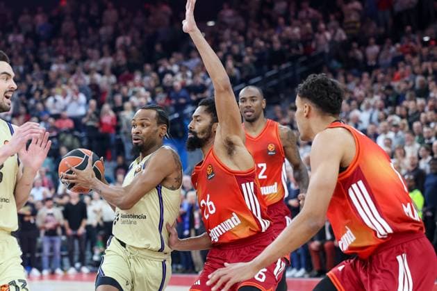 Kevin Punter FC Barcelona Basket, 00 with Spencer Dinwiddie FC Bayern Basketball, 26 , GER, FC Bayern Basketball vs FC Barcelona, Basketball, Euroleague, Matchday 10, Season 2025 2026, 12 11 2025, GER, FC Bayern Basketball vs FC Barcelona, Basketball, Euroleague, Matchday 10, Season 2025 2026, 12 11 2025 Munich Copyright: xEibner-Pressefoto JennixMaulx EP_JML