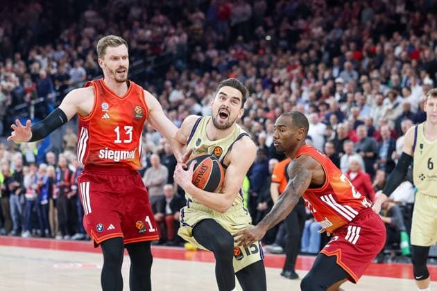 Tomas Satoransky FC Barcelona Basket, 13 with ball with Andreas Obst FC Bayern Basketball, 13 and äfcbb22, GER, FC Bayern Basketball vs FC Barcelona, Basketball, Euroleague, Matchday 10, Season 2025 2026, 12 11 2025, GER, FC Bayern Basketball vs FC Barcelona, Basketball, Euroleague, Matchday 10, Season 2025 2026, 12 11 2025 Muenchen Copyright: xEibner-Pressefoto JennixMaulx EP_JML