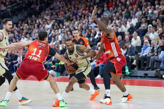 Kevin Punter FC Barcelona Basket, 00 with ball with Isiaha Mike FC Bayern Basketball, 22 and Vladimir Lucic FC Bayern Basketball, 11 , GER, FC Bayern Basketball vs FC Barcelona, Basketball, Euroleague, Matchday 10, Season 2025 2026, 12 11 2025, GER, FC Bayern Basketball vs FC Barcelona, Basketball, Euroleague, Matchday 10, Season 2025 2026, 12 11 2025 Munich Copyright: xEibner-Pressefoto JennixMaulx EP_JML