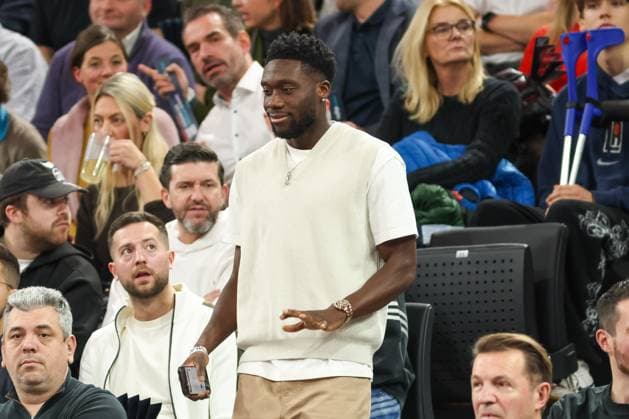 Alphonso Davies FC Bayern Muenchen, 19 , GER, FC Bayern Basketball vs FC Barcelona, Basketball, Euroleague, Matchday 10, Season 2025 2026, 12 11 2025, GER, FC Bayern Basketball vs FC Barcelona, Basketball, Euroleague, Matchday 10, Season 2025 2026, 12 11 2025 Muenchen Copyright: xEibner-Pressefoto JennixMaulx EP_JML
