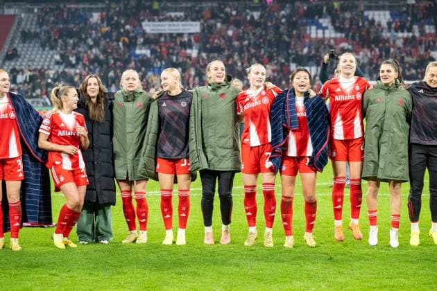 FC Bayern Womens victory celebrations with the fans, 3 2, FC Bayern Women Muenchen FC Arsenal, Champions League 3 matchday, 12 11 25 DFB regulations prohibit any use of photographs as image sequences and or quasi video kolbert press Muenchen Bayern Germany Copyright: xkolbert-press UlrichxGamelx