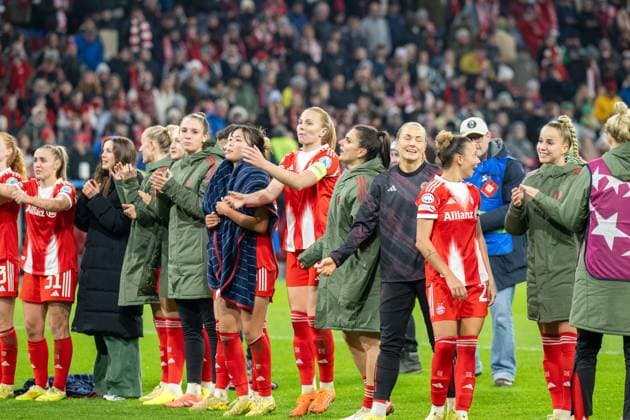 FC Bayern Womens victory celebrations with the fans, 3 2, FC Bayern Women Muenchen FC Arsenal, Champions League 3 matchday, 12 11 25 DFB regulations prohibit any use of photographs as image sequences and or quasi video kolbert press Muenchen Bayern Germany Copyright: xkolbert-press UlrichxGamelx