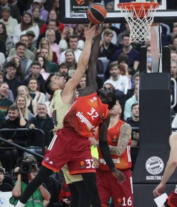 Barcelonas 44 PARRA vs Bayerns 32 Wenyen GABRIEL Basketball Bayern Barcelona Euroleague, FC Bayern Basketball FC Barcelona, Round 10, Season 2025 2026, on 12 11 2025 in Munich, S A P G A R D E N, Germany Source Copyright Credit Oryk HAIST xBASKETBALL-BAYERN-BARCELONAx