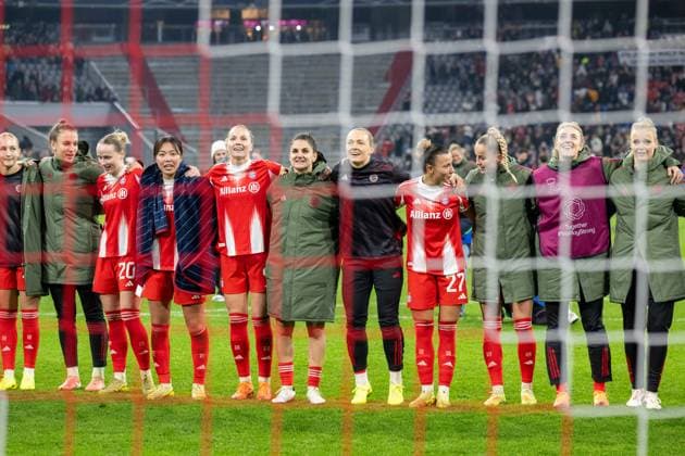 FC Bayern Womens victory celebrations with the fans, 3 2, FC Bayern Women Muenchen FC Arsenal, Champions League 3 matchday, 12 11 25 DFB regulations prohibit any use of photographs as image sequences and or quasi video kolbert press Muenchen Bayern Germany Copyright: xkolbert-press UlrichxGamelx