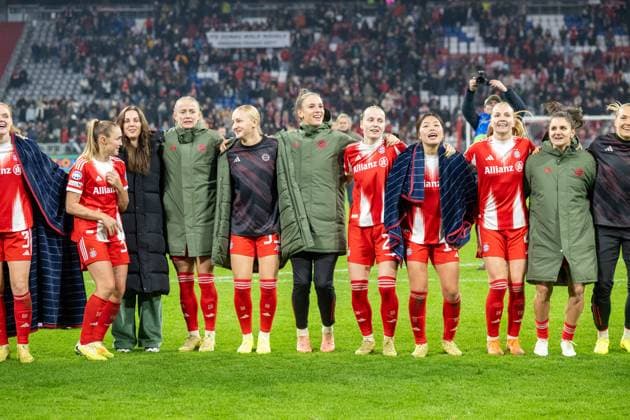 FC Bayern Womens victory celebrations with the fans, 3 2, FC Bayern Women Muenchen FC Arsenal, Champions League 3 matchday, 12 11 25 DFB regulations prohibit any use of photographs as image sequences and or quasi video kolbert press Muenchen Bayern Germany Copyright: xkolbert-press UlrichxGamelx