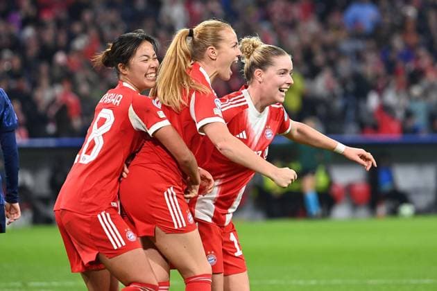 Goal celebration from left Momoko TANIKAWA FCB , goal scorer Glodis Perla VIGGOSDOTTIR FCB , Alara SEHITLER FCB after scoring 3 2, cheering, joy, enthusiasm, action FC Bayern Muenchen Arsenal WFC 3 2 Womens Champions League Matchday 3 on 12 11 2025 A L L I A N Z A R E N A