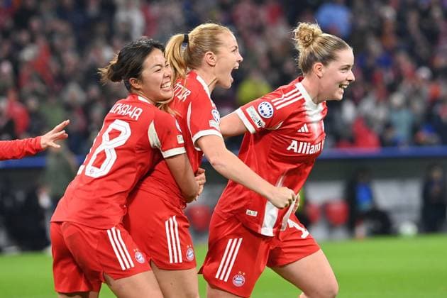 Goal celebration from left Momoko TANIKAWA FCB , goal scorer Glodis Perla VIGGOSDOTTIR FCB , Alara SEHITLER FCB after scoring 3 2, cheering, joy, enthusiasm, action FC Bayern Muenchen Arsenal WFC 3 2 Womens Champions League Matchday 3 on 12 11 2025 A L L I A N Z A R E N A