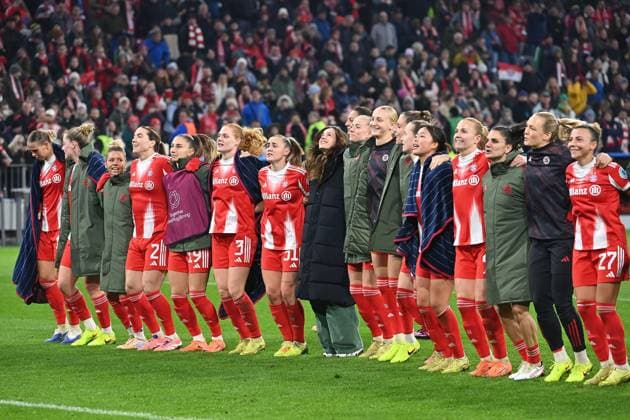Final cheer, team photo, team, team photo, jubilation, joy, enthusiasm, action FC Bayern Muenchen Arsenal WFC 3 2 Womens Champions League Matchday 3 on 12 11 2025 A L L I A N Z A R E N A